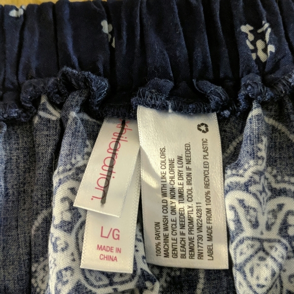 Xhilaration patterned skirt with buttons down fron - Picture 4 of 4